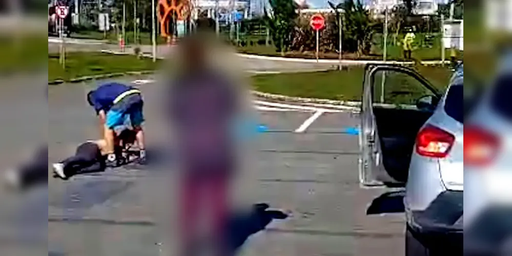 O  criminoso foi filmado tentando matar o condutor para roubar o veículo e os pertences da vítima