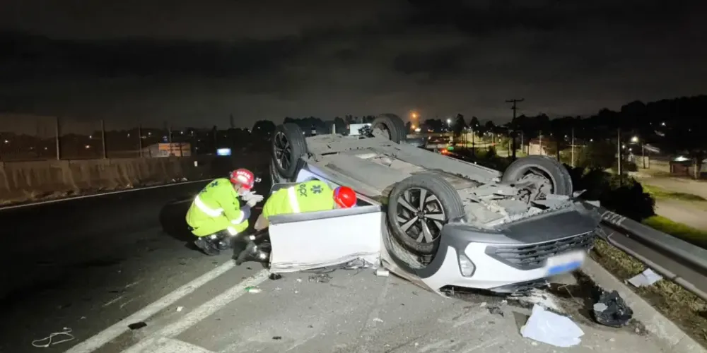 O condutor também colidiu contra uma mureta de proteção da rodovia