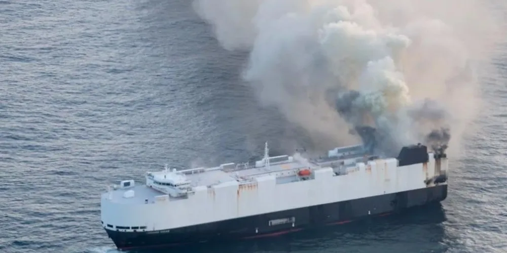 Cargueiro Morning Midas foi evacuado em chamas próximo à costa do Alasca com carros elétricos e híbridos provenientes da China