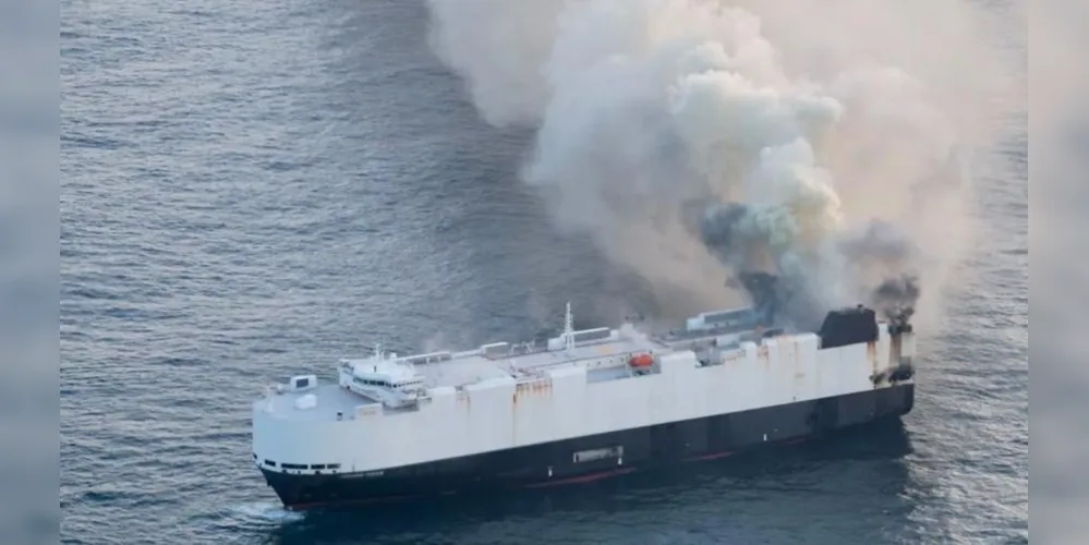 Cargueiro Morning Midas foi evacuado em chamas próximo à costa do Alasca com carros elétricos e híbridos provenientes da China
