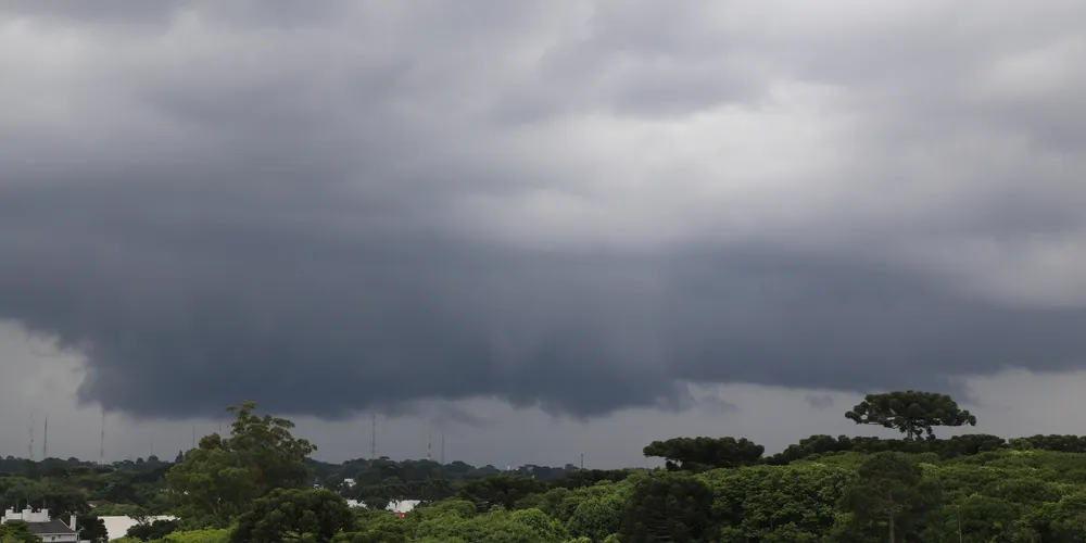 Céu do Paraná carregado