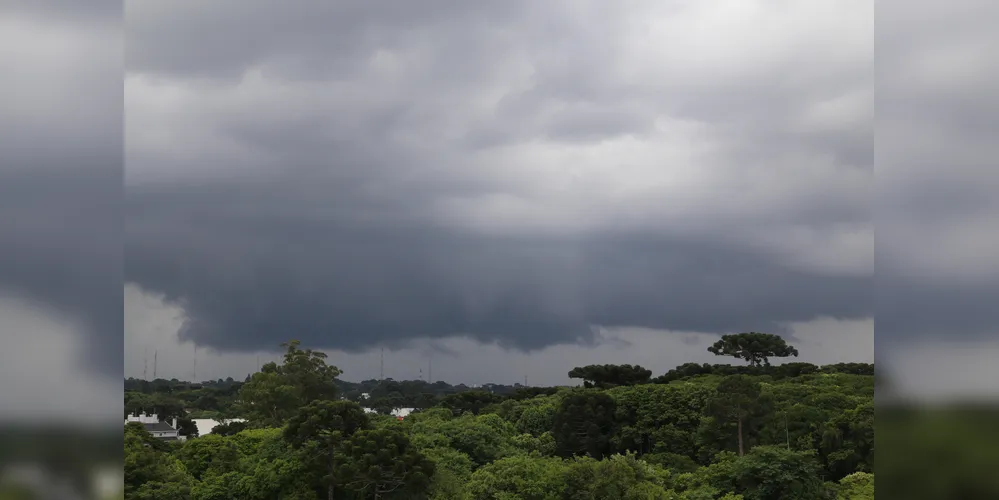 Céu do Paraná carregado