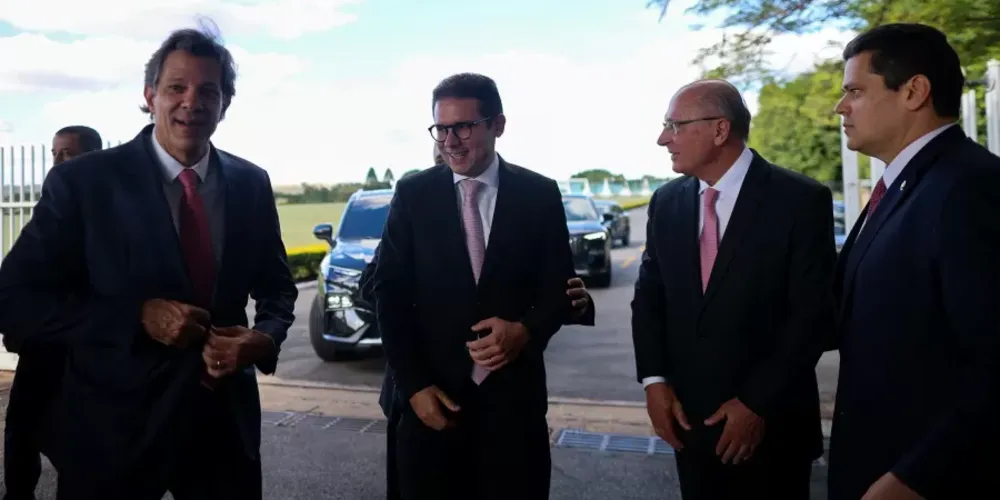 Fernando Haddad, , Hugo Motta, Geraldo Alckmin e Davi Alcolumbre conversam após reunião com o presidente Lula que definiu as prioridades da MP