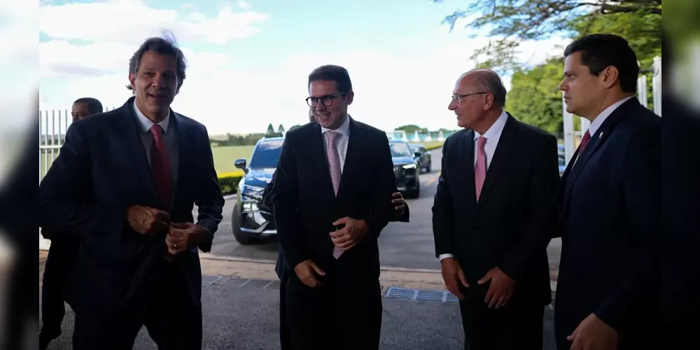 Fernando Haddad, , Hugo Motta, Geraldo Alckmin e Davi Alcolumbre conversam após reunião com o presidente Lula que definiu as prioridades da MP