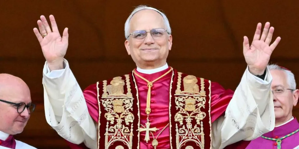 Papa Leão XIV saudando os fiéis no Vaticano
