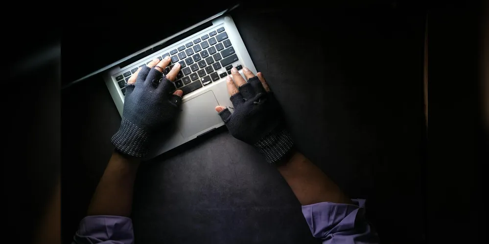 Primeiro passo é certificar que seus dispositivos estão minimamente protegidos com antivírus, senhas fortes e software 100% atualizado