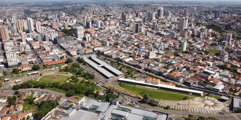 O documento busca assegurar que o desenvolvimento de Ponta Grossa ocorra de forma ordenada e alinhada com o Plano Diretor