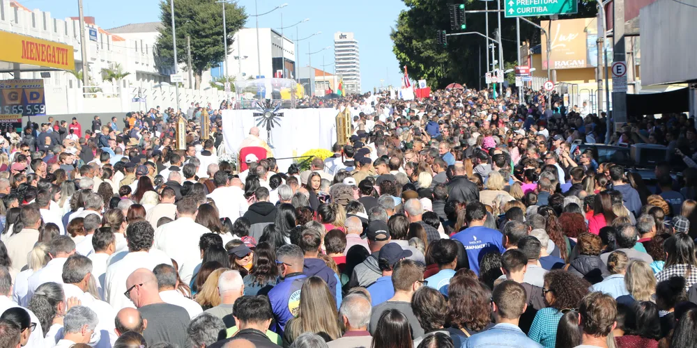 Tradicional caminhada eucarística reúne cerca de 30 mil pessoas em Ponta Grossa