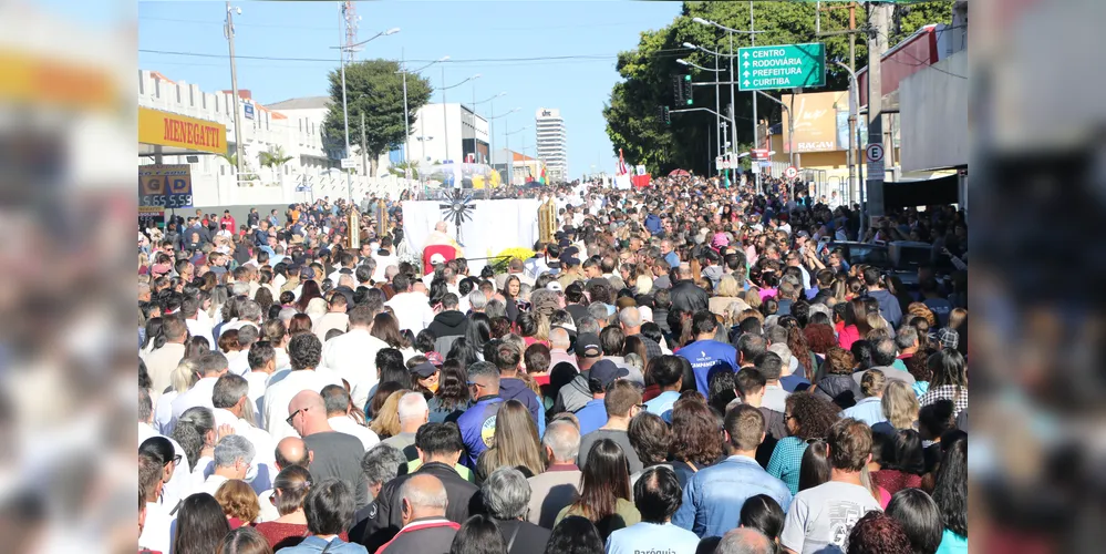 Tradicional caminhada eucarística reúne cerca de 30 mil pessoas em Ponta Grossa