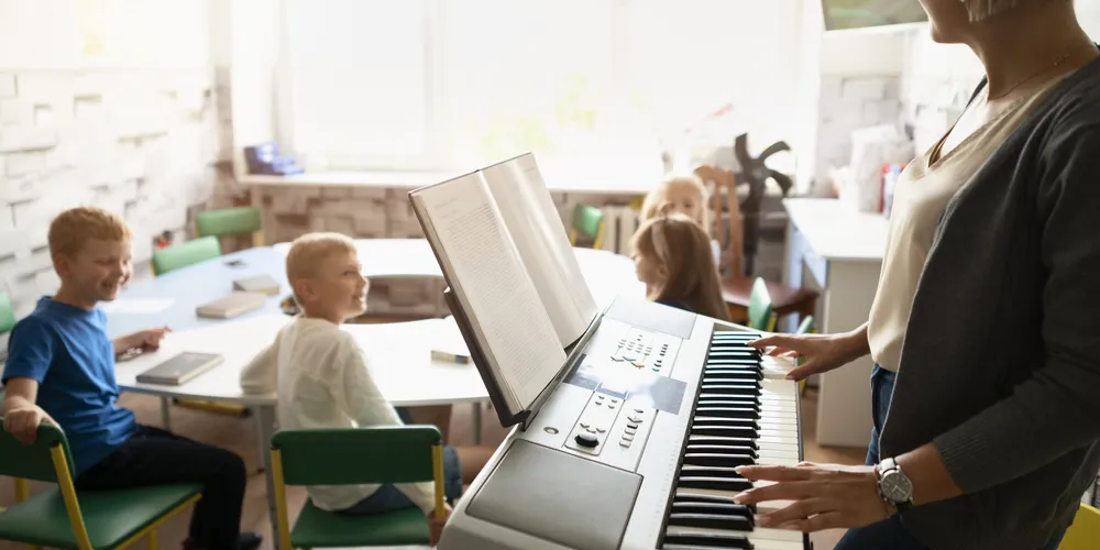 O projeto tenta barrar músicas consideradas inapropriadas das escolas públicas