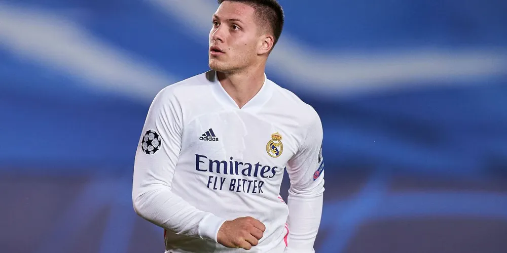 Luka Jović com a camisa do Real Madrid