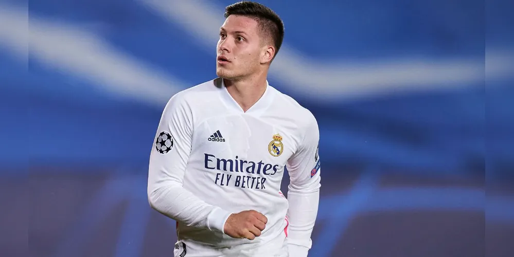Luka Jović com a camisa do Real Madrid