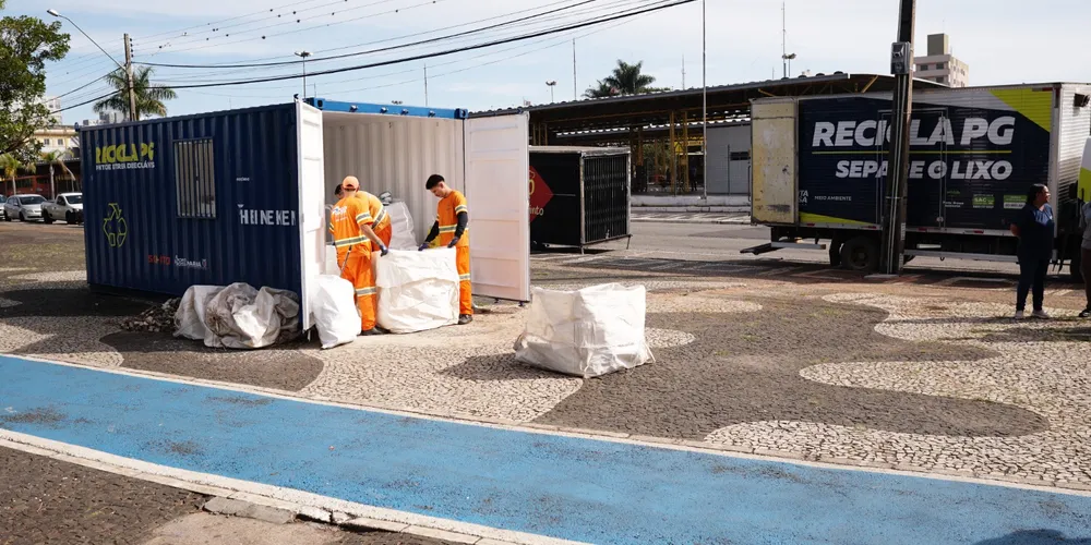 Ação visa orientar população de Ponta Grossa para o descarte correto de garrafas e resíduos de vidro