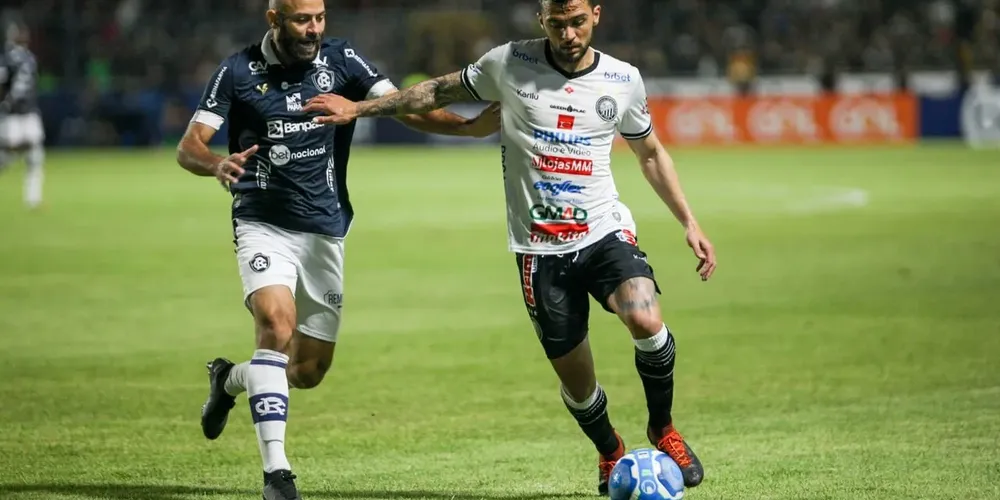 Times em disputa no Estádio Baenão, em Belém (PA)