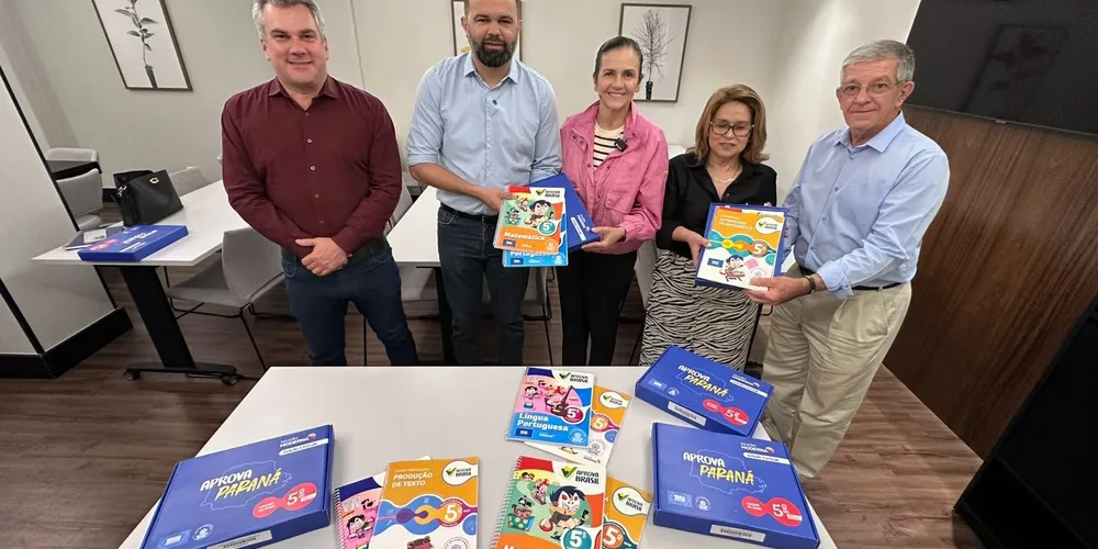 Rita Araújo recebeu em nome do município um kit do Programa Educa Juntos - Aprova Paraná
