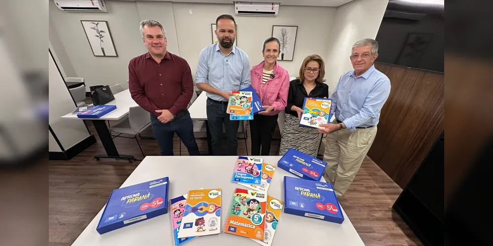 Rita Araújo recebeu em nome do município um kit do Programa Educa Juntos - Aprova Paraná