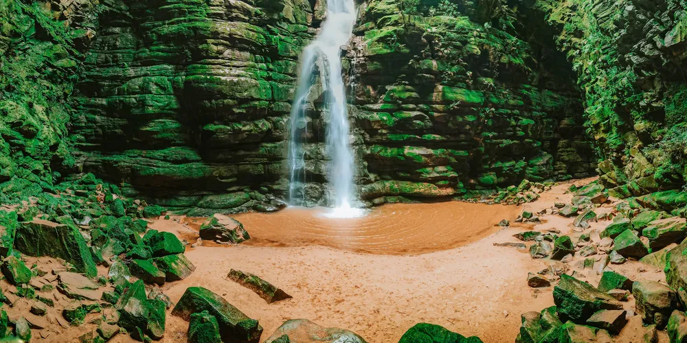 A trilha principal até o Buraco do Padre é curta e de fácil acesso, a qual em menos de 10 minutos, os visitantes chegam à cachoeira de 45 metros de altura