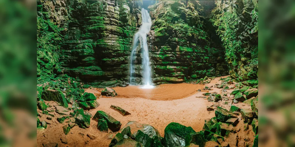 A trilha principal até o Buraco do Padre é curta e de fácil acesso, a qual em menos de 10 minutos, os visitantes chegam à cachoeira de 45 metros de altura