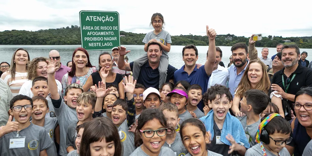 O governador Carlos Massa Ratinho Junior participa da soltura de peixes no Parque Passauna