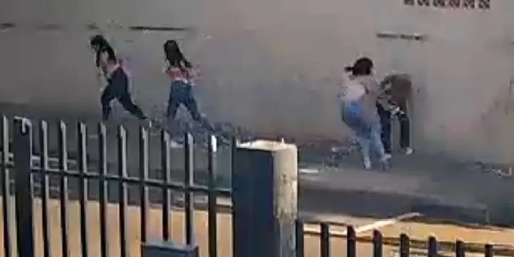 A jovem foi agredida por outras três meninas