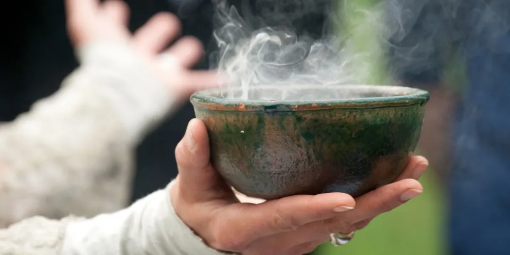 Aprenda como fazer uma defumação caseira para espantar energias ruins e proteger sua saúde com ingredientes naturais e acessíveis