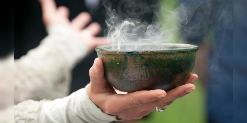 Aprenda como fazer uma defumação caseira para espantar energias ruins e proteger sua saúde com ingredientes naturais e acessíveis