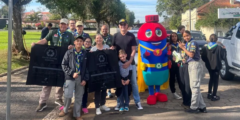 A ação ocorreu na Praça Edmundo Mercer