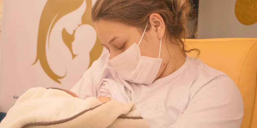 O programa trabalha com uma abordagem integrada para políticas favoráveis à família e à amamentação, contribuindo para a redução de taxas de morbimortalidade infantil