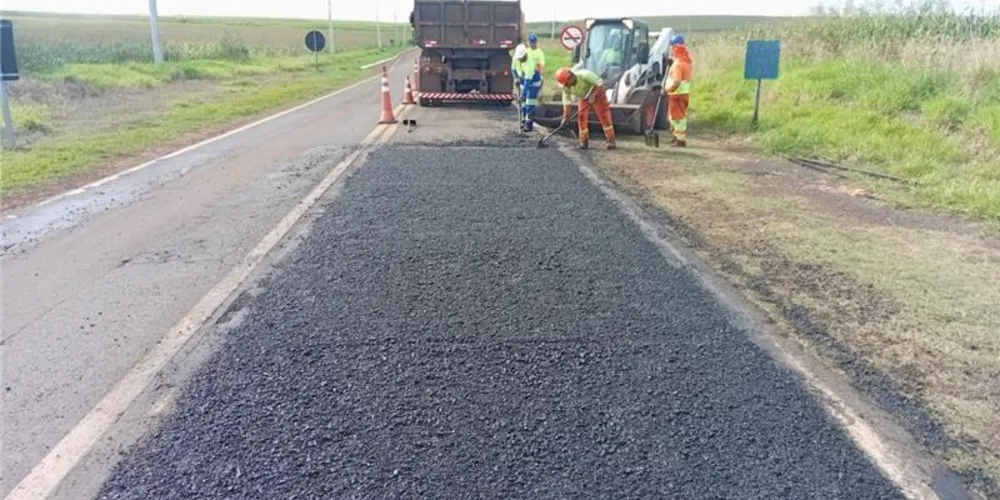 Equipe da CCR PRVias faz recomposição do asfalto na rodovia PR-090