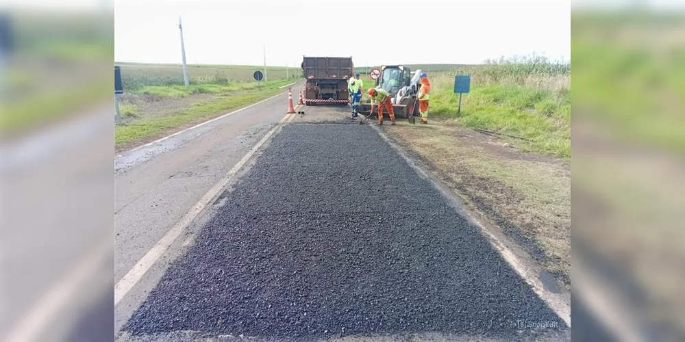Equipe da CCR PRVias faz recomposição do asfalto na rodovia PR-090