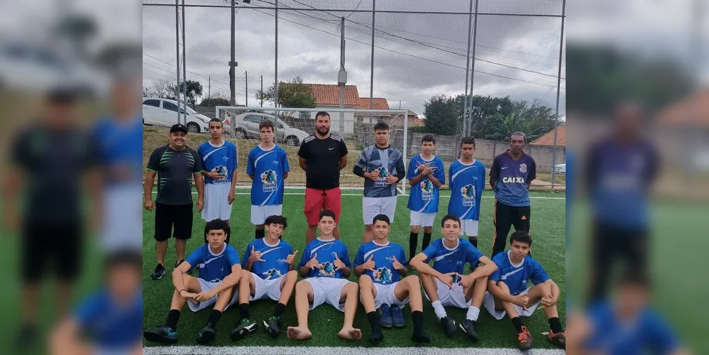Atletas após treino no "Campo do Zequinha"