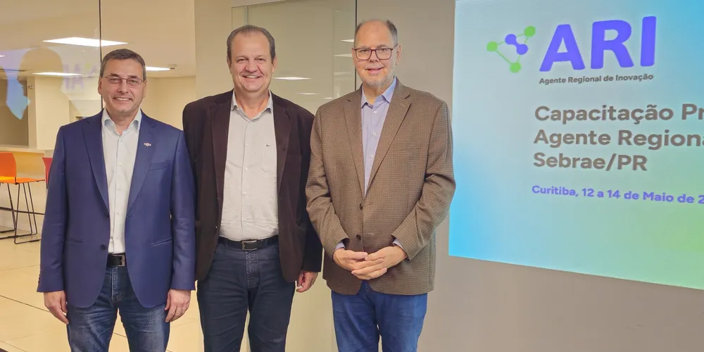 César Rissete (dir.), diretor-técnico do Sebrae/PR, ao lado dos secretários Aldo Bona e Alex Canziani (esq.).