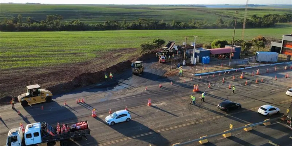 Colaboradores da CCR PRVias fazem recuperação asfáltica em trecho da concessão do Lote 3