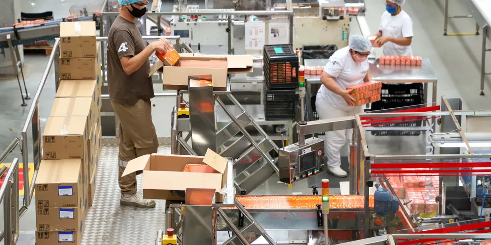 Auxiliar de linha de produção é uma das vagas oferecidas nesta terça-feira