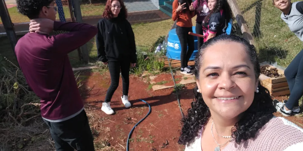 Alunos de colégio estadual em Arapoti transformam lixo orgânico em adubo para horta