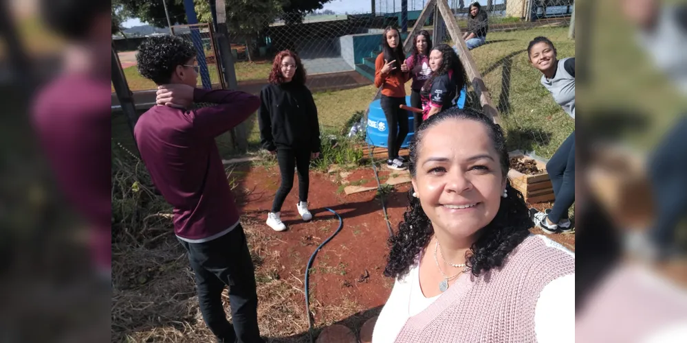 Alunos de colégio estadual em Arapoti transformam lixo orgânico em adubo para horta