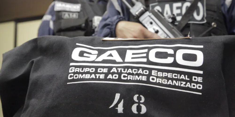 Mulher possuía um mandado de prisão em seu desfavor