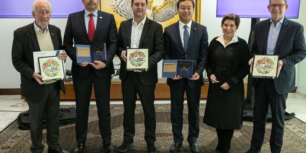 Governador Carlos Massa Ratinho Junior e prefeita Elizabeth Schmidt, em reunião com representantes da XBRI Pneus e LingLong.