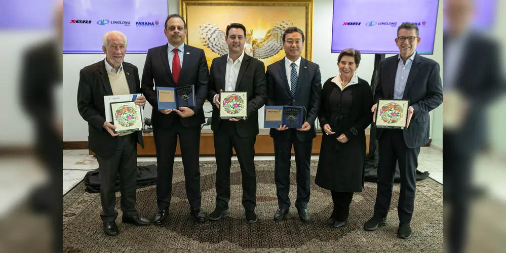 Governador Carlos Massa Ratinho Junior e prefeita Elizabeth Schmidt, em reunião com representantes da XBRI Pneus e LingLong.