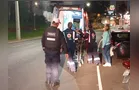 Carro troca de faixa, bate em moto e deixa mulher ferida na 'Balduíno'