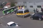 Adolescente fica ferido após bater em micro-ônibus em Castro