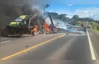 Colisão entre caminhões provoca incêndio na BR-373, em Imbituva