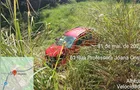 Carro se envolve em batida, sai da pista e deixa idoso ferido em Arapoti