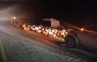 Caminhão com tomates tomba na PR-441 e deixa motorista ferido