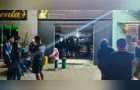 Susto: carro invade e destrói parte de conveniência em Oficinas