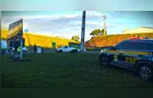 Jovem motociclista colide com placa de trânsito e morre