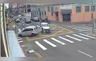 Câmera flagra colisão entre carros em cruzamento no Centro de PG