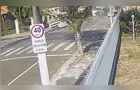 Carro 'fura' preferencial e causa capotamento no Jardim Carvalho; vídeo