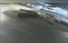 Câmera flagra momento em que motorista embriagado invade rotatória em PG