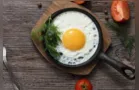 Chef dá dicas de como fazer o ovo frito perfeito sem deixar estourar